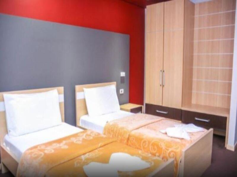 Hotel Vila Aeroport Rinas Buitenkant foto