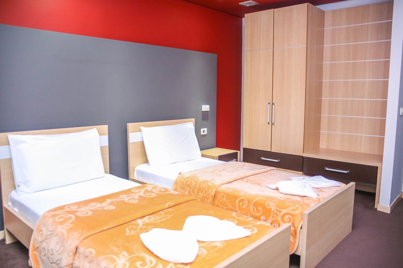 Hotel Vila Aeroport Rinas Buitenkant foto