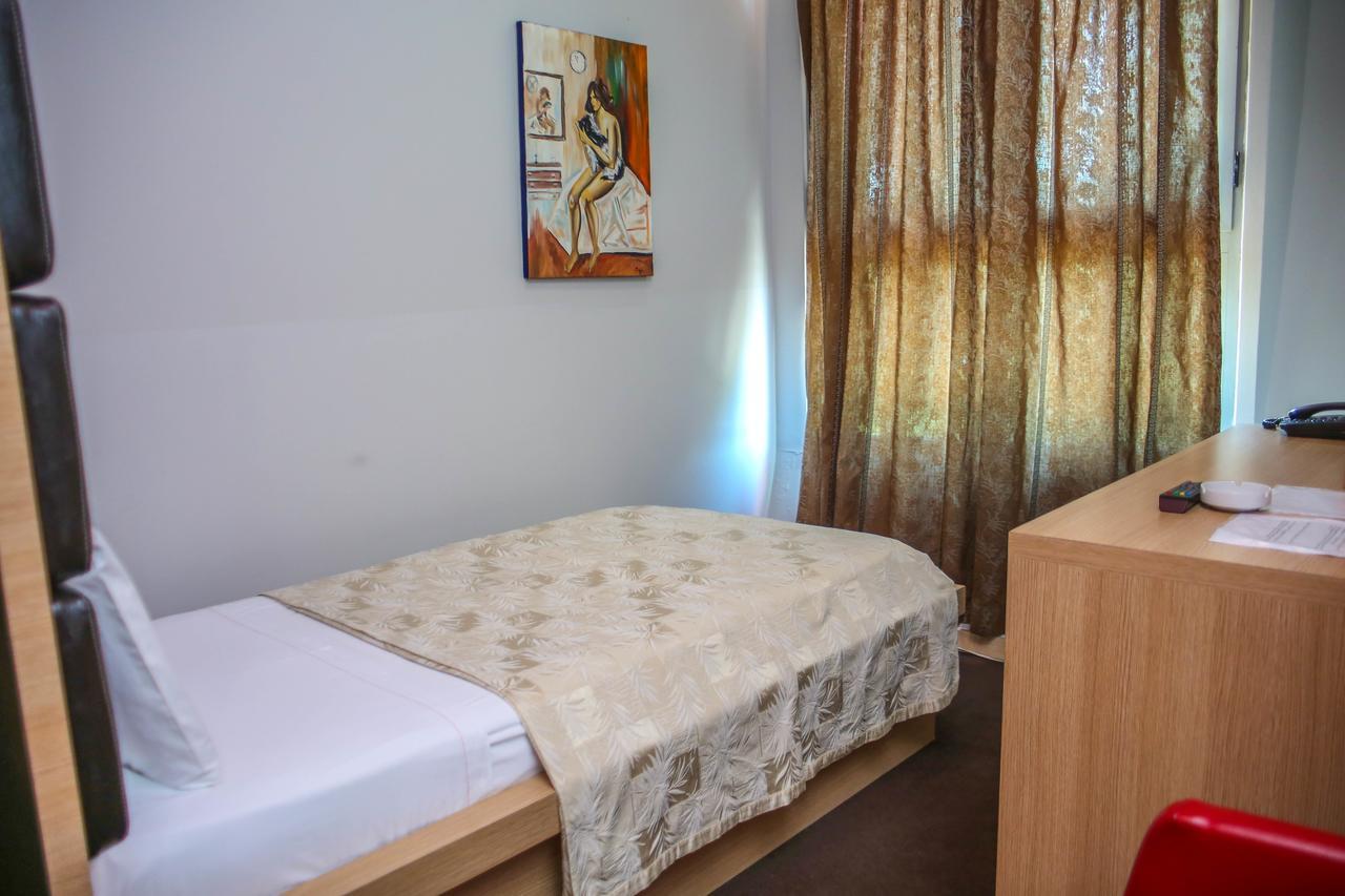 Hotel Vila Aeroport Rinas Buitenkant foto