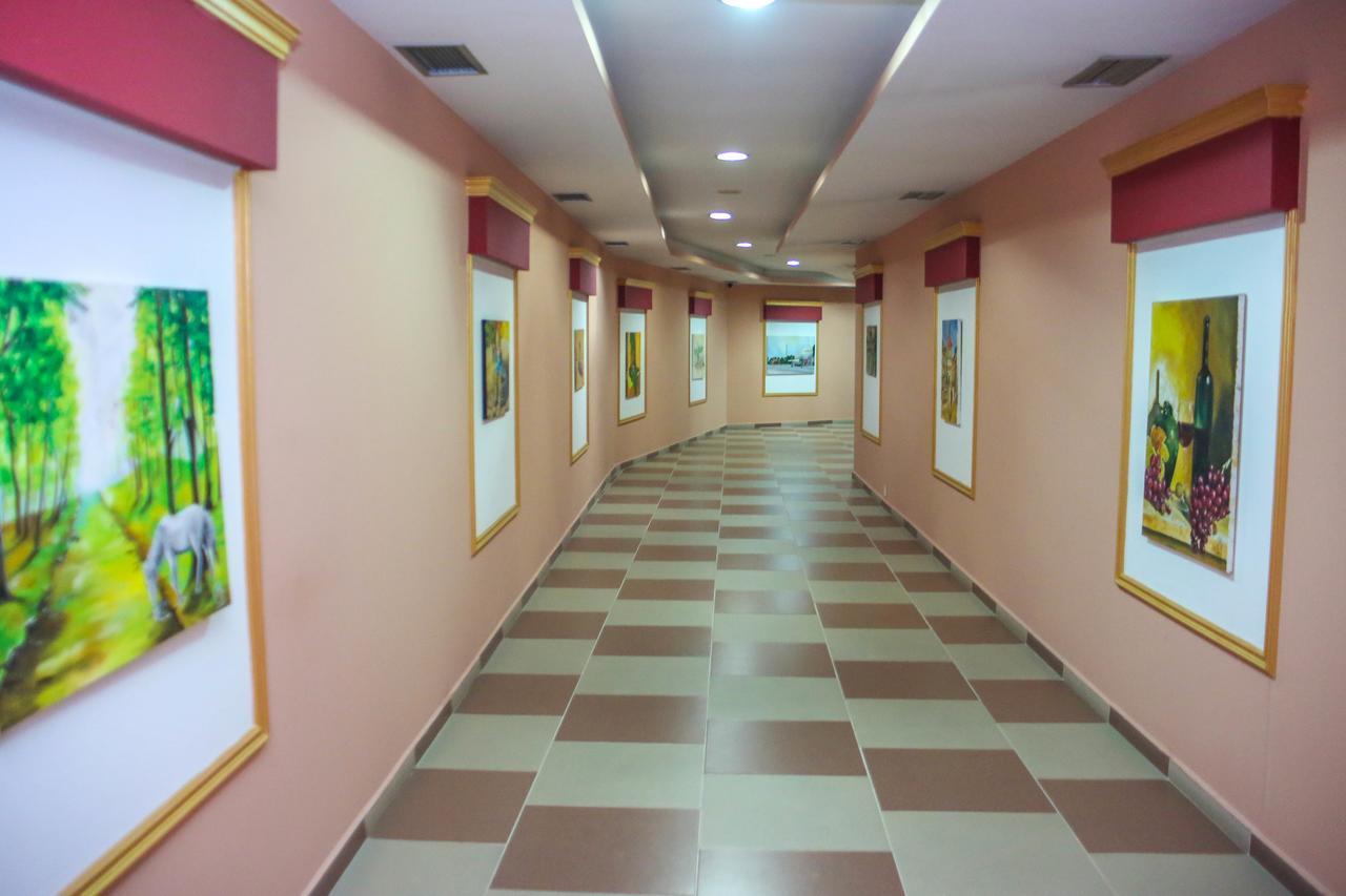 Hotel Vila Aeroport Rinas Buitenkant foto