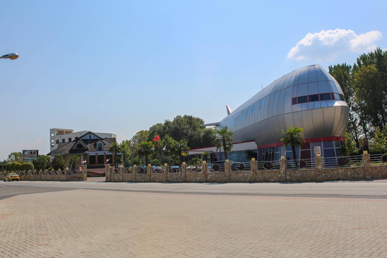 Hotel Vila Aeroport Rinas Buitenkant foto