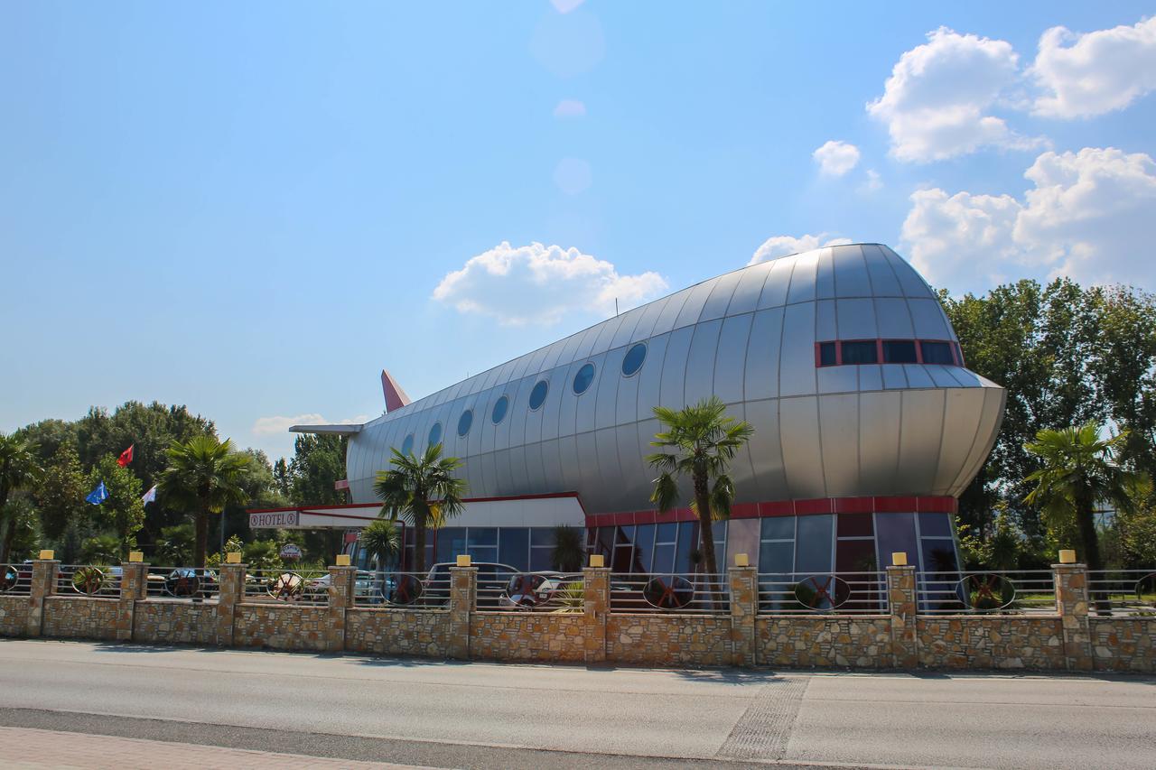 Hotel Vila Aeroport Rinas Buitenkant foto