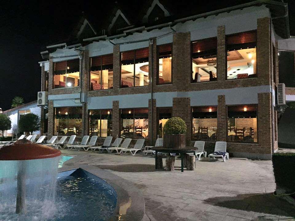 Hotel Vila Aeroport Rinas Buitenkant foto